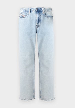 Jeans de ganga de tom azul claro com um design de perna reta, estilo de cinco bolsos e desbotamento subtil. Apresenta um fecho de botão e laço para cinto.