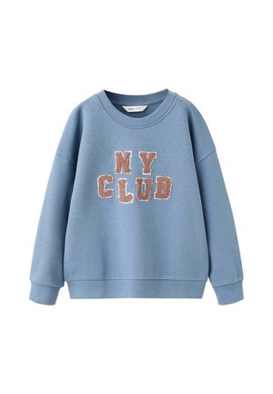 Sweat-shirt bleu clair avec col et poignets côtelés, avec des lettres marron texturées formant "NY CLUB" sur le devant.