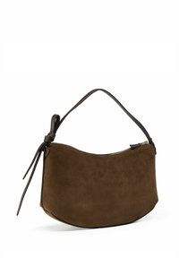 Borsa a tracolla in suede marrone con forma curva, chiusura superiore a zip e manico in pelle. Dettagli notevoli includono un pendente laterale con nappine.