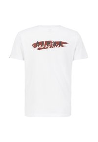 Hvid bomulds T-shirt med et dristigt print med "ALPHA" i rød og "industries" i hvid, sat mod en penselstrøgsbaggrund.