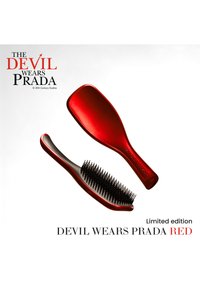 Kaksi punaista hiusharjaa, toinen näyttää harjakset, toinen takapuolen, tekstillä "The Devil Wears Prada" ja "Limited edition RED" valkoisella taustalla.