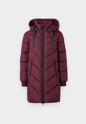 Parka bourgogne avec capuche, arborant un motif en chevrons, des zips noirs et des cordons de serrage noirs. Manches longues et design mi-long.