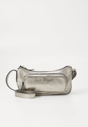 Metallist hõbedane risti kott siledast materjalist, millel on lukuga sulgemine ja esikott. Reguleeritav rihm on kaasas.