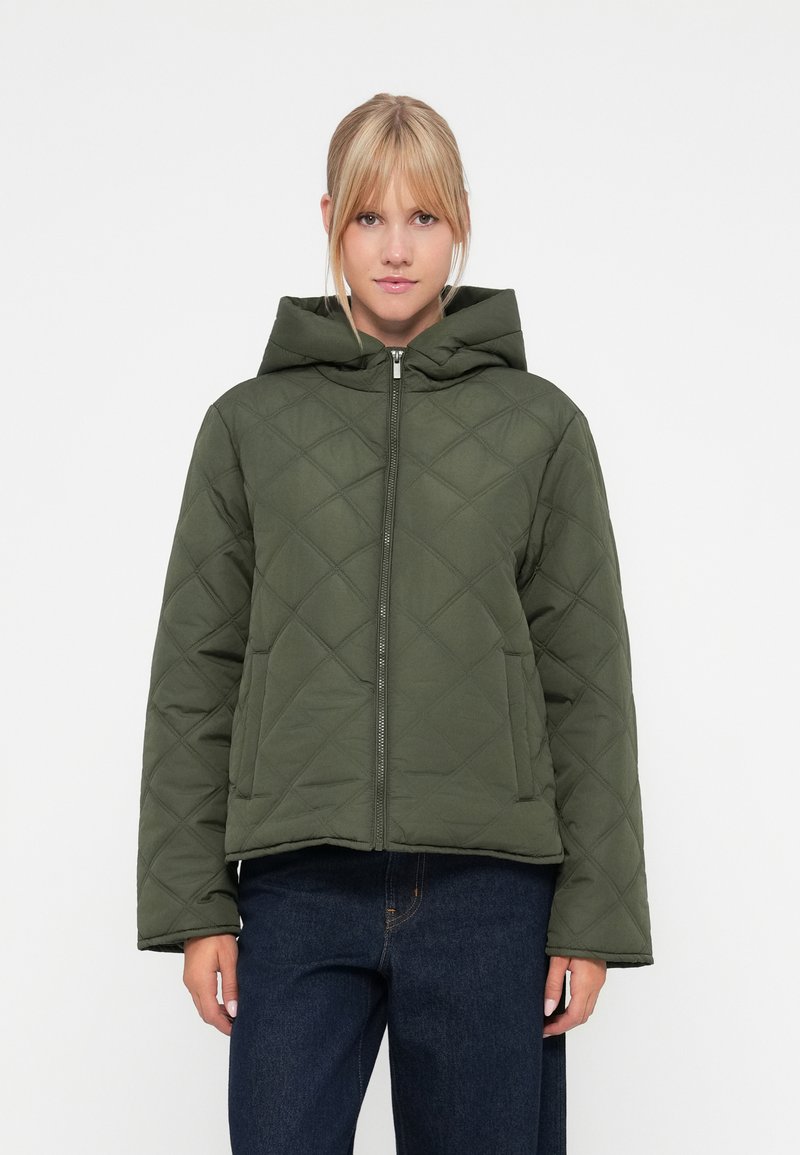 Giacca trapuntata verde oliva con cappuccio, caratterizzata da una zip frontale, tasche laterali e una vestibilità ampia, realizzata in materiale sintetico.