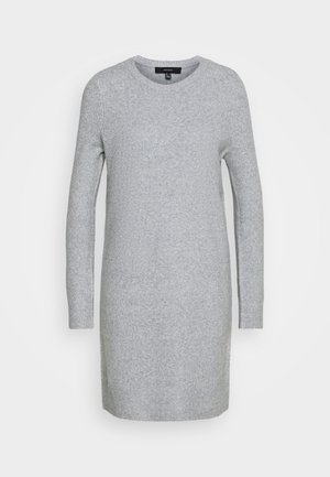 Robe pull tricotée gris clair à manches longues, col rond et coupe droite, présentée sur fond blanc.