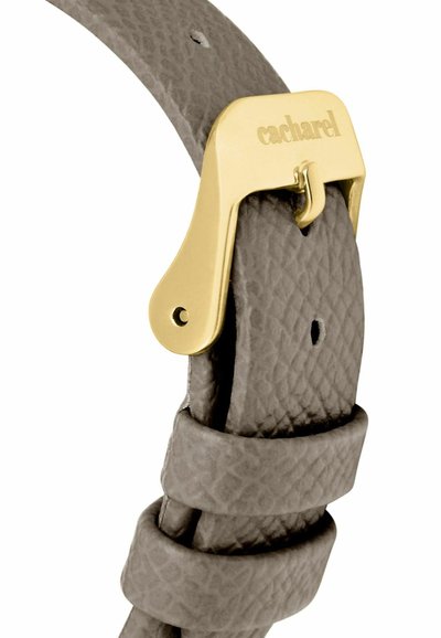 Grijze leren riem met structuur en een gouden gesp gegraveerd met "cacharel", voorzien van twee riemlussen en verstelgaten.