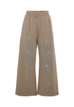 Brązowe spodnie o szerokich nogawkach, z elastycznym pasem i subtelnymi plamkami farby w kolorze białym, żółtym i niebieskim na przednich nogawkach.