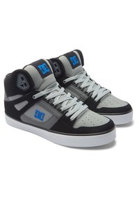 Vysoké tenisky v čiernej, šedej a svetlošedej farbe s textúrovaným vrchom, sieťovinovým jazykom, šedými šnúrkami a modrým logom na boku.