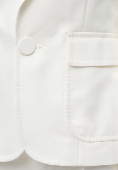 Witte blazer met een ronde knoop, een opgestikte zak en subtiele stikdetails. Glad stof met een nette, op maat gemaakte uitstraling.