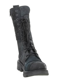 Schwarzer kniehoher Stiefel aus Leder mit strukturierter Oberfläche, ausgestattet mit einer Schnürung vorne, seitlichem Reißverschluss und grober Sohle. Veredelt mit einem matten Finish.