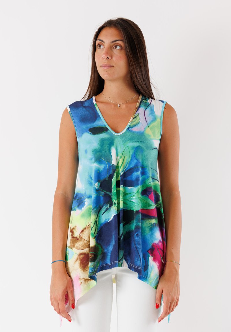 Top senza maniche con scollatura a V in stampa floreale blu, verde e rosa. Realizzato in tessuto leggero con orlo asimmetrico e texture morbida.