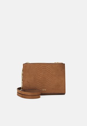 Brun slangeskindsmønstret crossover-taske med en guld kædestrop, der har en glat overflade og et rundt læderhåndtag.