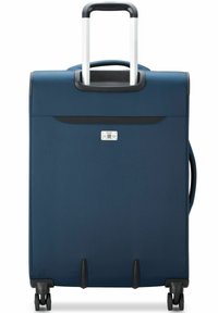 Maleta azul marino de tela con borde negro, cuenta con un mango retráctil, cuatro ruedas y un asa superior para facilitar el transporte.