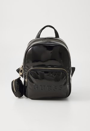 Sac à dos en cuir verni noir avec une forme arrondie, fermeture zippée double, poche avant et logo en relief. Comprend une petite pochette détachable.
