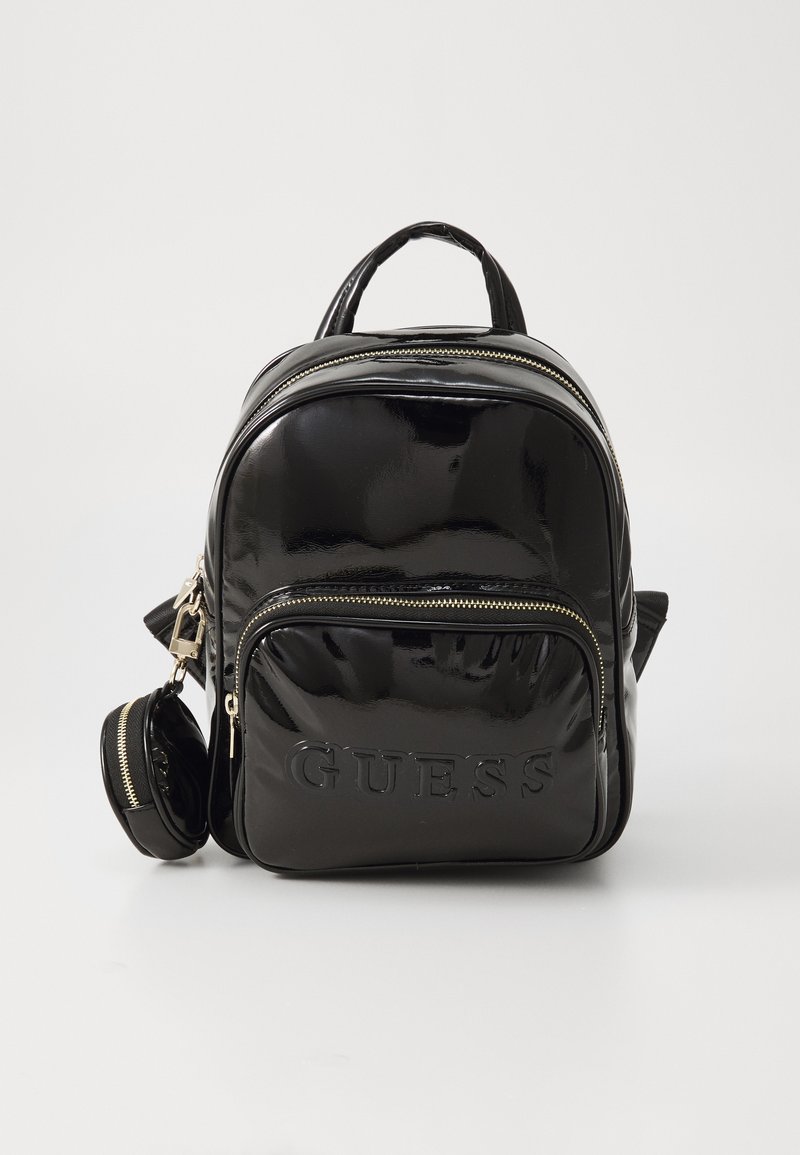 Sac à dos en cuir verni noir avec une forme arrondie, fermeture zippée double, poche avant et logo en relief. Comprend une petite pochette détachable.
