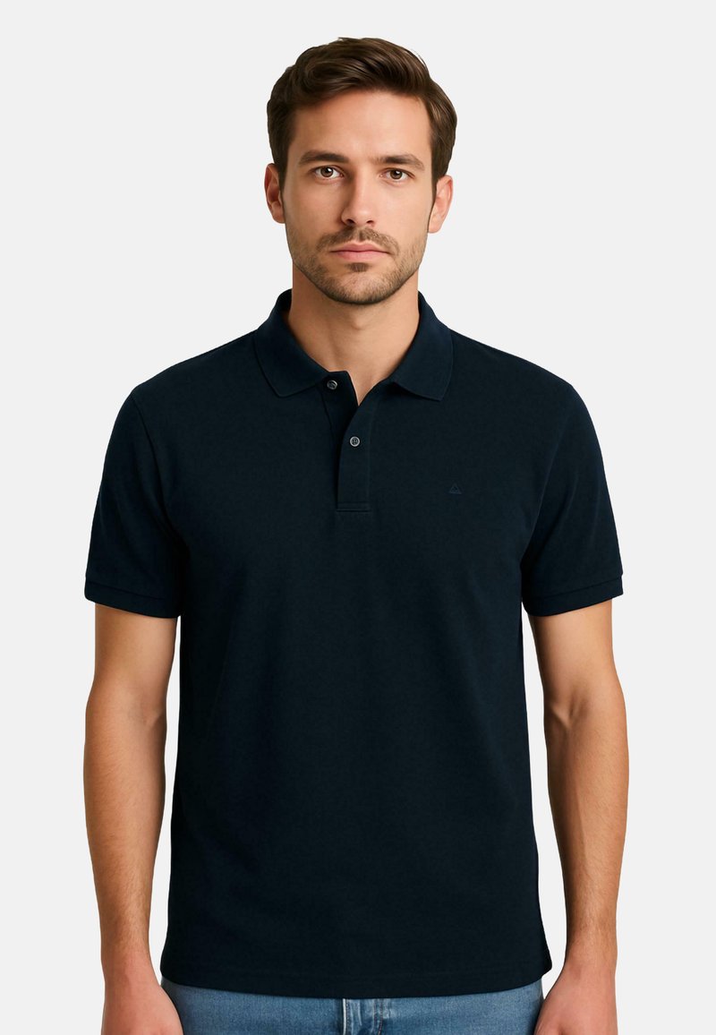 Polo blu navy in cotone con colletto a due bottoni, maniche corte e un piccolo logo sul petto. Finitura del tessuto texturizzata.