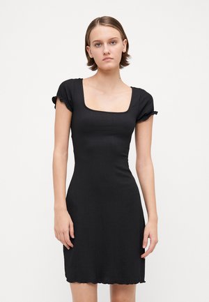 Schwarzes, kurzärmliges Kleid mit quadratischem Ausschnitt. Rippstruktur und gewellte Kanten an den Ärmeln und dem Saum. Oberhalb des Knies.
