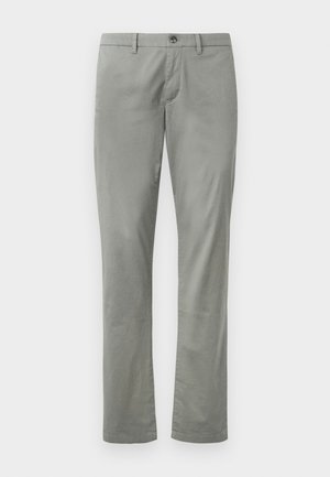 Pantaloni drept gri deschis, cu talie dreaptă, închidere cu nasture și textură subtilă; fără modele sau accente vizibile.