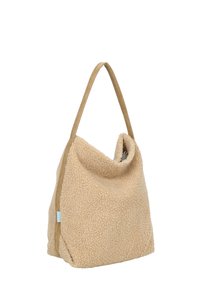 Borsa a mano in pelliccia sintetica beige con parte superiore arrotondata, texture morbida e una lunga tracolla. Presenta una chiusura con zip su un lato.