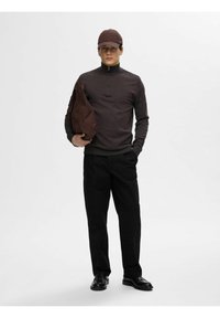 Selected Homme SLHBERG HALF ZIP  - Jersey de punto - chocolate torte