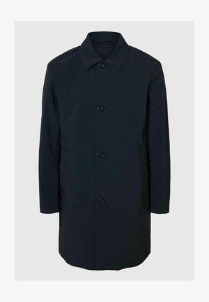 Granatowy płaszcz trench wykonany z gładkiego materiału, z zapięciem na guziki, szpiczastym kołnierzem i bocznymi kieszeniami.