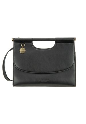 Schwarze Lederhandtasche mit Henkel oben, abnehmbarem Schultergurt und goldfarbenem runden Markenanhänger auf der Vorderklappe.