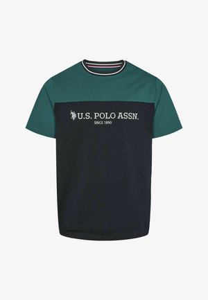 Tričko s krátkym rukávom v tmavom námorníckom a teal odtieni, s bielym logom "U.S. POLO ASSN. Since 1890" a pruhovaným detailom na výstrihu. Zmes bavlny.