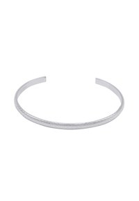 Pulsera de muñeca de metal plateado, superficie interior lisa, exterior texturizado con patrón de diamante, extremos abiertos, diseño minimalista.