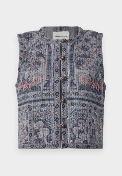 Καπιτονέ γιλέκο σε μπλε και γκρι χρώμα με περίπλοκα λουλούδια και γεωμετρικά σχέδια. Διαθέτει στρογγυλή λαιμόκοψη και πέντε καφέ κουμπιά μπροστά.