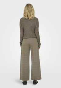 JDY JDYGEGGO MIA LONG CHECK PANT - Stoffhose - walnut