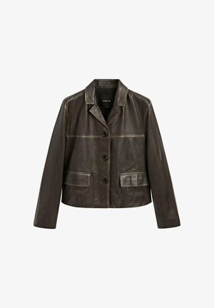 Giacca in pelle marrone scuro con chiusura frontale a bottoni, colletto a incavo e due tasche frontali. Texture liscia con dettagli di cuciture visibili.