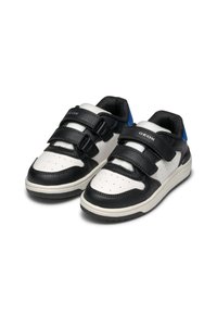 Baskets noir et blanc avec deux bandes Velcro ajustables, boîte à orteils perforée et semelle en caoutchouc texturée. Accent bleu sur le talon.
