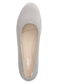 Grijze suède ballerina met een ronde neus, elastische randen en een geperforeerde tan inlegzool met eenvoudige branding in zilver.