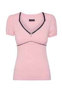 Roze top met korte mouwen en een V-hals, zwarte kanten afwerking en een centrale decoratieve hanger. Gemaakt van zachte, rekbare stof.