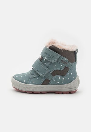 Bottine bleue pour tout-petit avec motifs d'étoiles, deux bandes Velcro, doublure en polaire rose et semelle robuste, conçue pour temps froid.