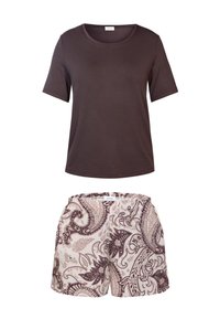 Brązowa koszulka z krótkim rękawem i dekoltem w serek, w połączeniu z szortami z elastycznym pasem, na jasnym tle z ciemnym, misternym wzorem paisley.