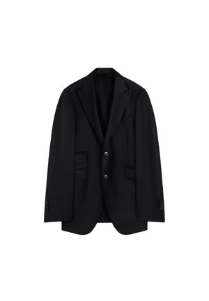 Blazer negro a medida con dos botones, solapas con muesca, bolsillos con tapeta y puños abotonados, exhibido sobre un fondo blanco.