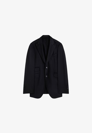 Blazer negro a medida con dos botones, solapas con muesca, bolsillos con tapeta y puños abotonados, exhibido sobre un fondo blanco.
