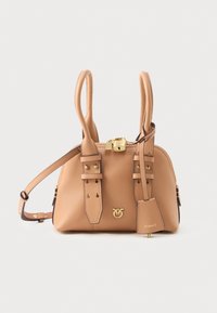 Borsa a mano in pelle color cuoio con forma arrotondata, doppio manico superiore, cinturino rimovibile, hardware dorato e dettaglio del logo in rilievo sulla parte frontale.