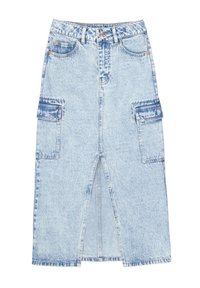 Jupe en denim bleu clair avec une fente sur le devant, deux poches latérales et une taille haute. Elle dispose d'une fermeture à bouton et à fermeture éclair avec des détails de couture visibles.