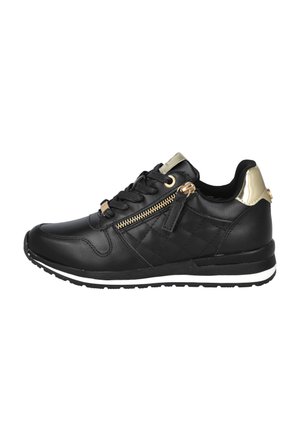 Zapatilla de cuero negra con un patrón acolchado, detalles en dorado, diseño de cordones y cremallera lateral. Presenta una suela blanca.