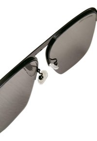 Černé sluneční brýle s tmavými čočkami, obdélníkový tvar, s kovovým akcentem na nosním polštářku. Hladký povrch, minimalistický design.