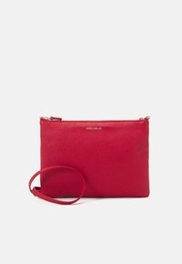 Rød læderclutch med tekstureret overflade, lynlåslukning og aftagelig håndledsrem. Guldlogo foran.