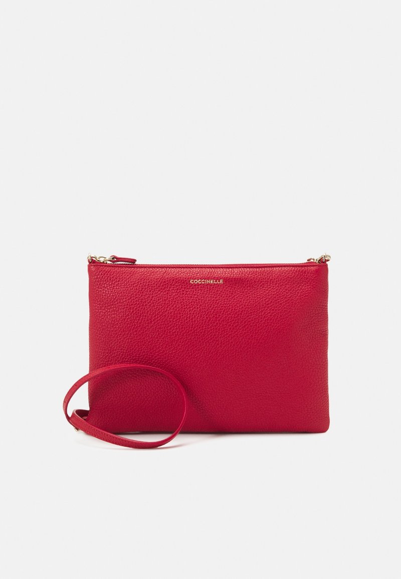 Rød læderclutch med tekstureret overflade, lynlåslukning og aftagelig håndledsrem. Guldlogo foran.