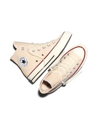 Baskets montantes Converse All Star beige avec lacets blancs, semelles en caoutchouc, et logo étoile classique sur la cheville, placées côte à côte.