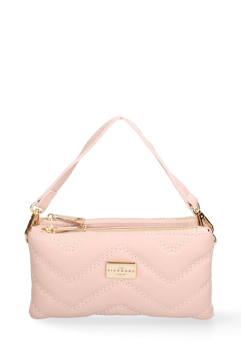 Pochette en cuir matelassé rose avec une fermeture éclair dorée, dotée d'une poignée et d'une plaque logo. Un motif en chevrons sur le devant ajoute de la texture.