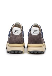 Ruskean mokkanahka- ja tummansininen verkkomateriaali lenkkarit valkoisella logolla, joissa on pehmustettu kaulus ja paksu musta kumipohja pitoa varten.