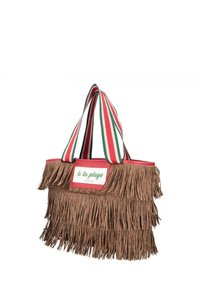 Bruine franje tote bag met rood, groen en witte gestreepte handvatten. Heeft een groene label met de tekst "à la plage" aan de voorkant.