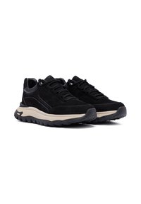 Sneaker in suede e pelle nera con suola in gomma nera texture e intersuola beige. Presenta un design alla moda con lacci e accenti minimali.