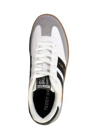 Sneaker bianco con accenti in suede grigio e strisce nere. Presenta una linguetta imbottita, lacci rotondi e suola in gomma testurizzata. Etichetta del marchio all'interno.